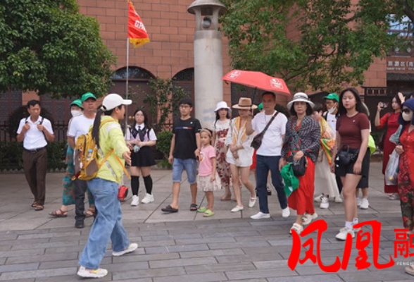 夏季游凤凰|凤凰古城：入境游升温 暑期活动精彩纷呈 游客体验感十足