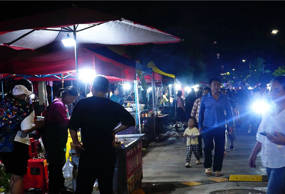 凤凰县：苗族文化节点亮夜市“烟火气”