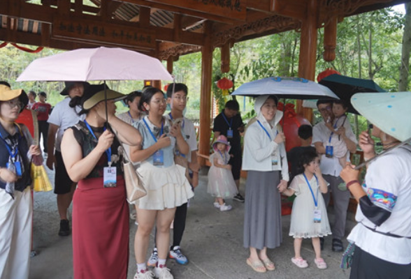 凤凰县竹山村：暑期乡村游持续火热 苗寨风情引客来