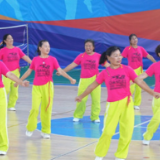 凤凰县中老年健身操展活力 十余支队伍舞出银龄风采