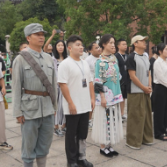 致敬筸军英雄！微短剧《筸军满怒》在凤凰古城开机 