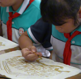 诵经典、学蜡染、玩编程！凤凰县箭道坪二小开学“解锁”多元成长课