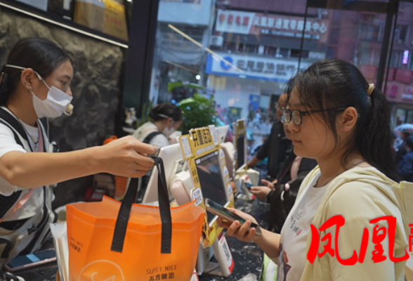 中秋佳节临近 凤凰县月饼市场“新旧”争艳