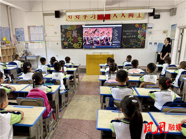 凤凰县各中小学师生集体收看九三阅兵 开学第一课汲取奋进力量2.jpg
