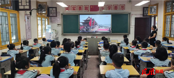 凤凰县各中小学师生集体收看九三阅兵 开学第一课汲取奋进力量4.jpg