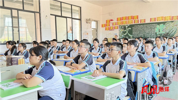 崇文中学师生.jpg