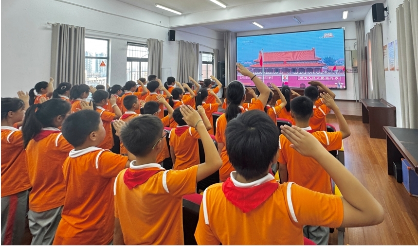 凤凰县各中小学师生集体收看九三阅兵 开学第一课汲取奋进力量3.jpg