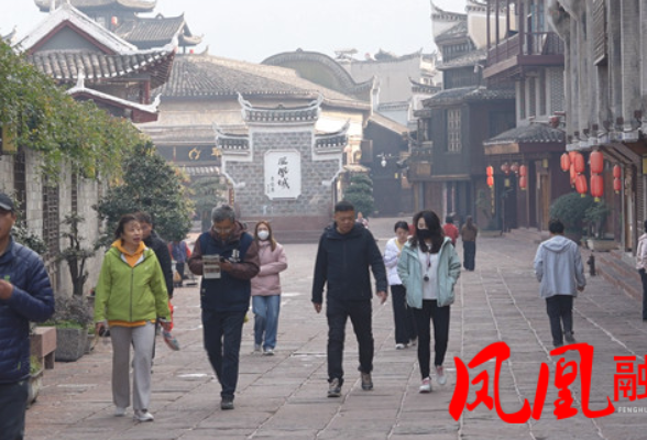 凤凰古城冬日清韵 沱江暖阳映古城