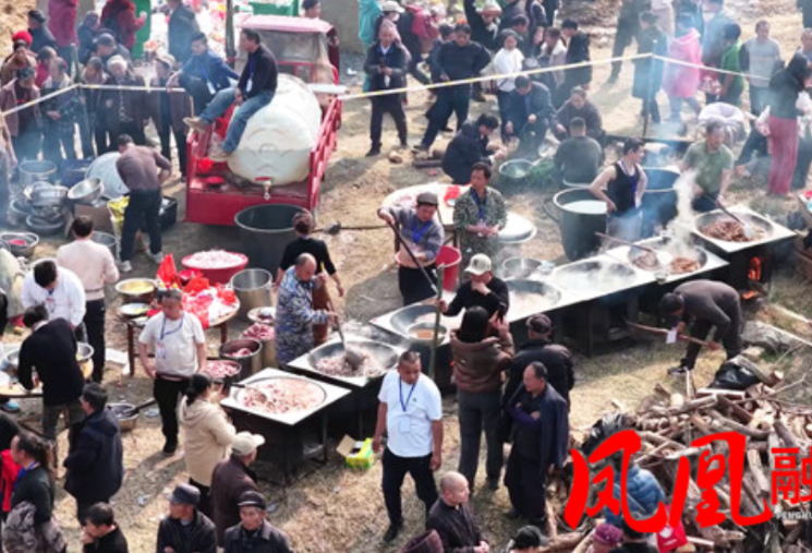 凤凰县：杀年猪节启幕 市民游客共赴民俗团圆宴