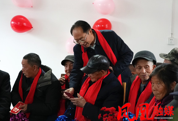 毛家开展春节走访慰问活动时强调：时刻把群众安危冷暖放在心上落到实处