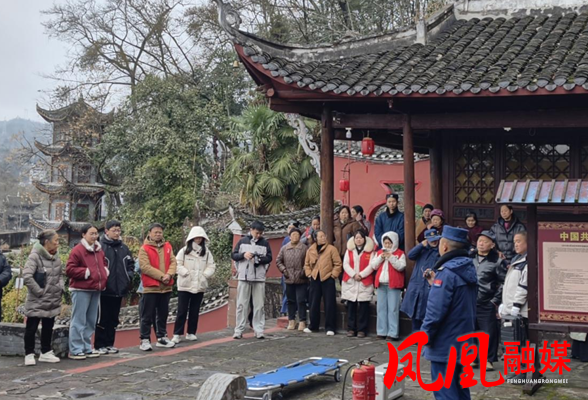 “筑牢安全防线，守护平安庙宇”凤凰县三王阁社区开展庙宇消防综合演练