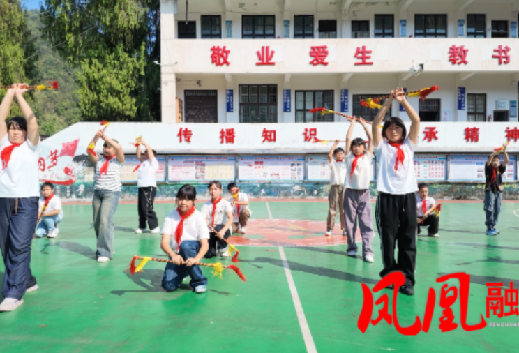 凤凰县官庄学区:秋季运动会开幕 民间传统体育点燃激情