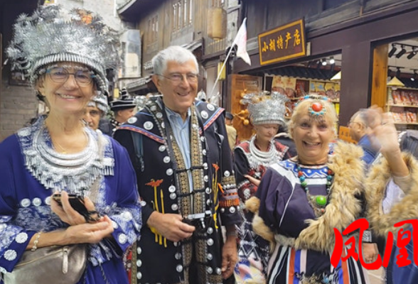 法式邂逅苗乡!法国旅行团全员身着苗服畅游凤凰古城