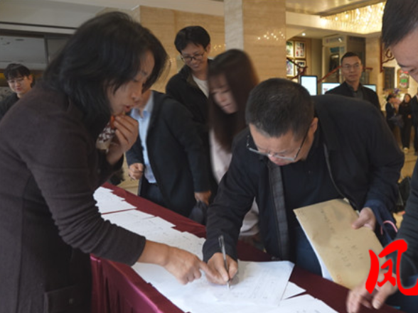 怀揣民声赴盛会 凤凰县第十九届人大一次会议代表陆续报到