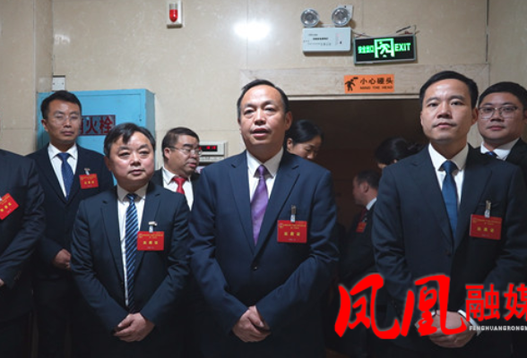 樊忠清看望出席凤凰县第十九届人民代表大会第一次会议人大代表