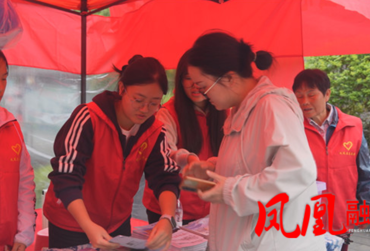 志愿红暖古城 文明服务庆国庆——凤凰古城开展国庆志愿服务活动