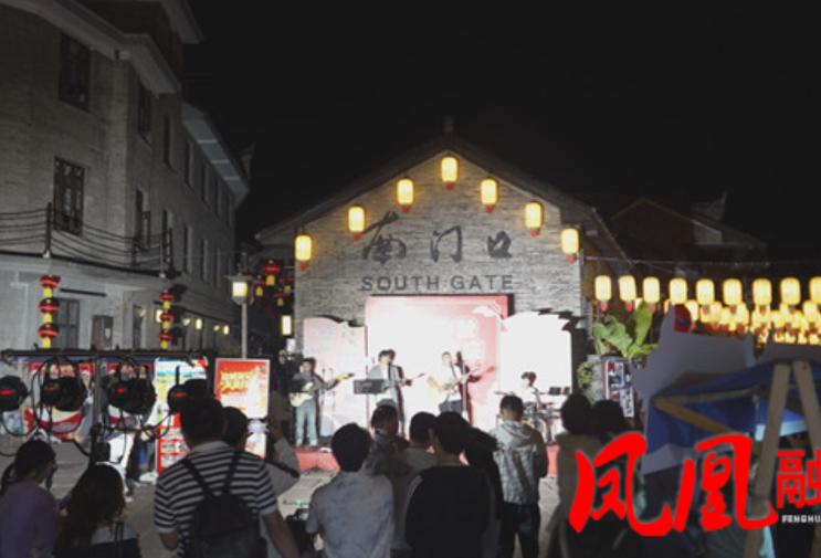 凤凰古城南边街:国庆假期人气旺 民俗风情引客来