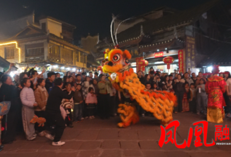 神秘湘西过大年 | 凤凰古城：大年初五“财神”巡游送福 民俗盛宴点亮新春夜