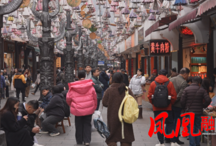 神秘湘西过大年 | 节日带火消费市场  凤凰古城特色产品销售火爆