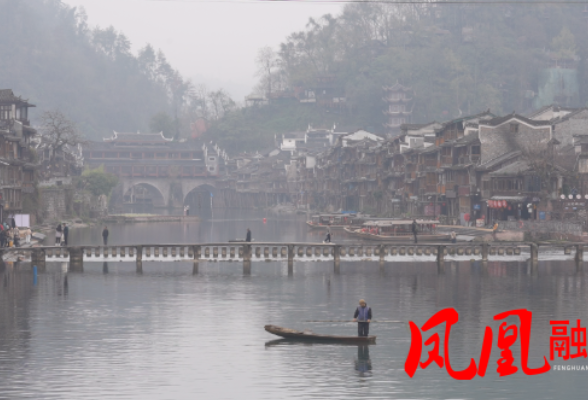 凤凰古城:雨歇雾起 静谧如画