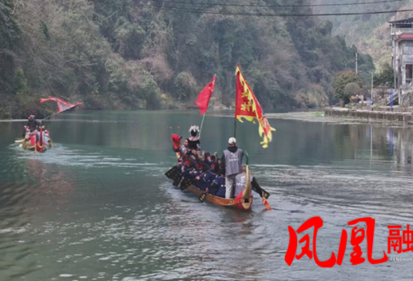 凤凰县长坪村:春季龙舟下水 苗族传统歌舞欢庆妇女节