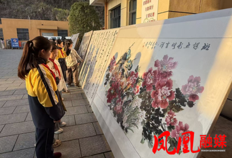 凤凰县箭道坪第三小学组织学生参观凤凰县书画作品展