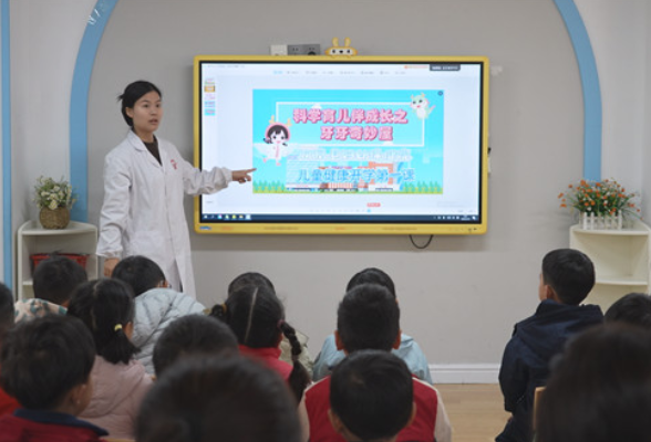 “开学第一课”健康护航 凤凰县妇幼保健院专家入园守护幼儿成长