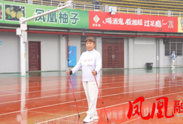 湖南省第十一届老年人运动会持杖健走比赛在凤凰县开幕