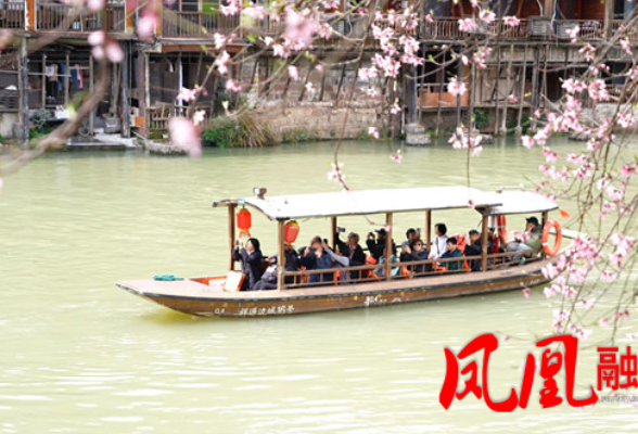 凤凰古城:春日凤凰美如画 八方游客醉春光