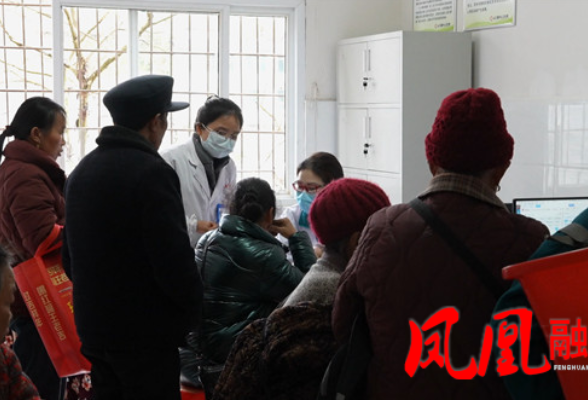 “赶集日”成“健康日” 专家送医送教惠苗乡