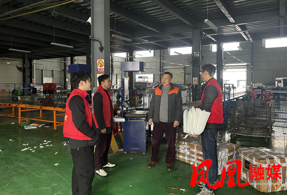 凤凰县人社局：走进奔跑者 保障与你同行