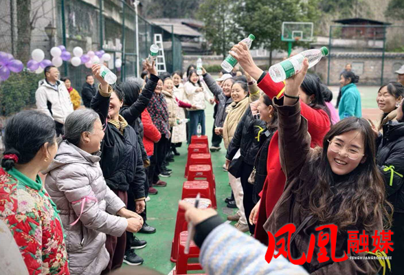 凤凰县三王阁社区开展“春满邻里，巾帼马年绽芳华”三八妇女节趣味活动