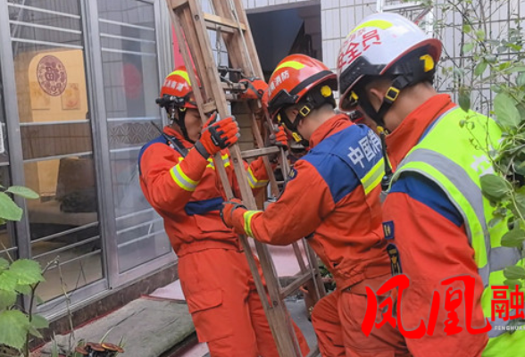 房门反锁孩童被困 凤凰消防快速救援化险为夷