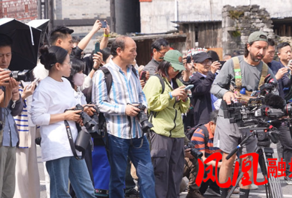 罗马尼亚知名户外真人秀摄制组走进凤凰古城