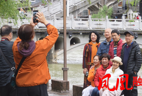雨后初霁景更娇 凤凰古城游客如织