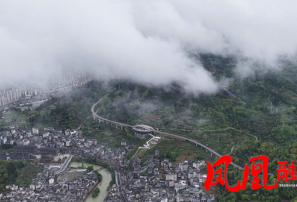 霁初晴云漫古城 凤凰古城宛若水墨仙境