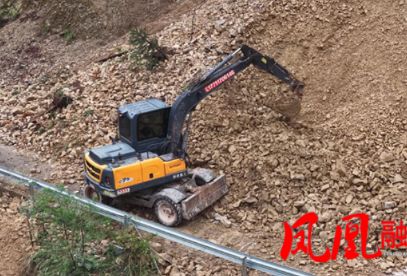 凤凰县木江坪镇：降雨引发山体滑坡致道路受阻 多部门联动紧急抢险保畅通