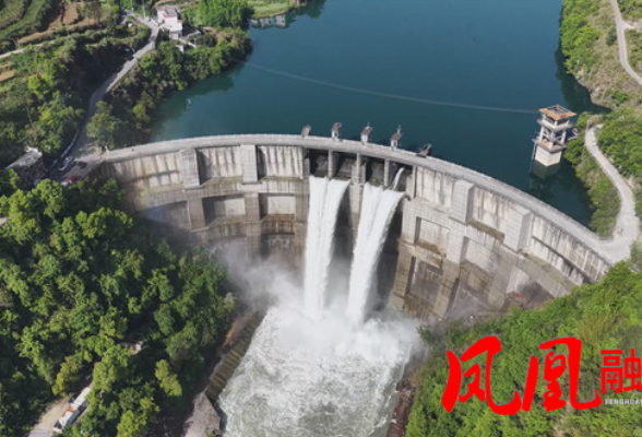 凤凰县长潭岗水库美景如画