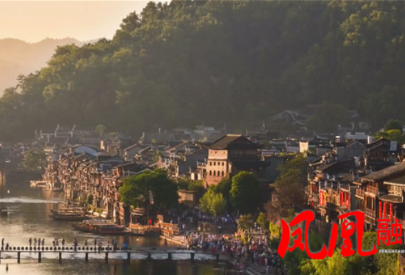 清明小长假 凤凰古城迎来春季出游小高峰