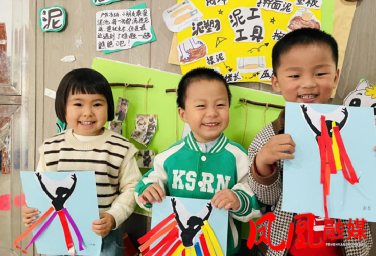 凤凰县九里边城幼儿园开展“指尖上的爱”母亲节活动