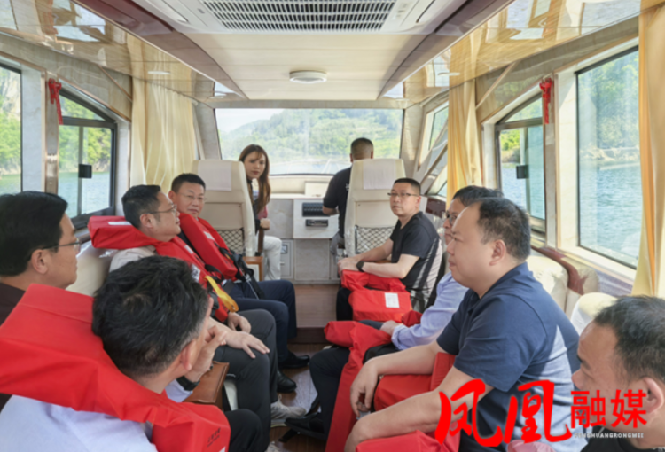 凤凰县：双线检查筑防线 筑牢水陆客运安全网