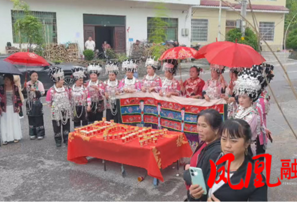 凤凰县禾库社区:简约婚礼传承幸福 移风易俗树立新风