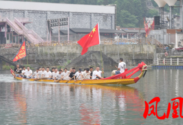 凤凰县：龙舟竞渡迎端午 下水仪式掀热潮