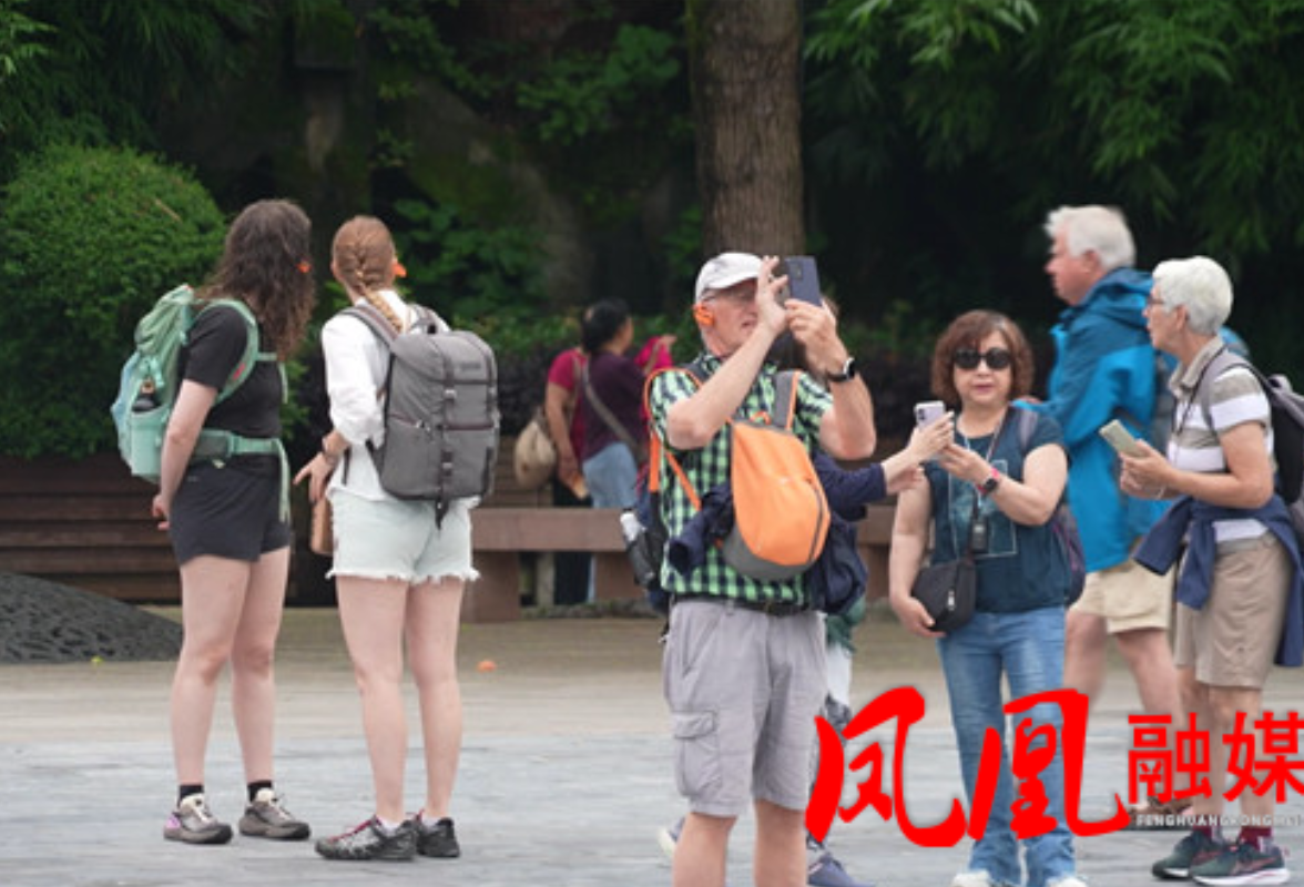 凤凰古城：夏季旅游升温快 周末游客人气旺