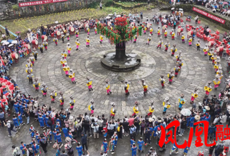 凤凰县:万名群众欢庆苗族“四月八”跳花节 民族团结之花盛放成乡村振兴美景
