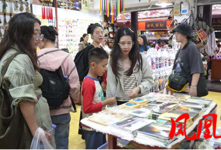 凤凰古城：五一假期带火消费市场非遗、文创、土特产等销售火爆