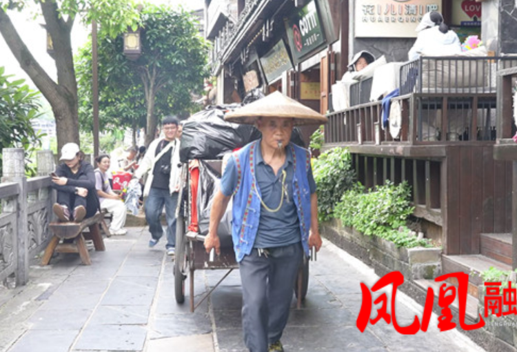 凤凰古城：环卫工人坚守岗位 守护古城洁净