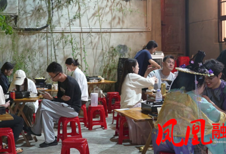 凤凰古城：节日“夜经济”火热 美食引爆游客味蕾