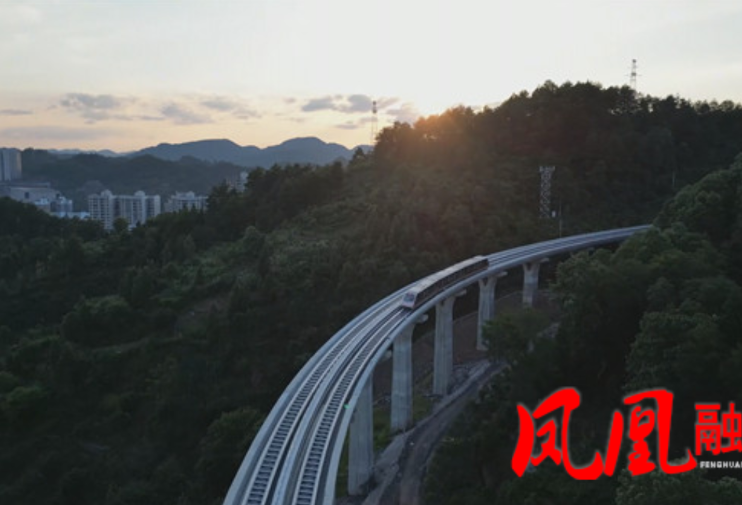 凤凰古城：磁浮列车揽胜景《凤凰等待》醉游人