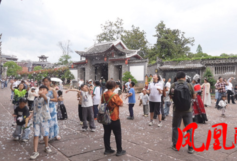 凤凰古城：各地游客错峰游览 假期尾声热闹依旧